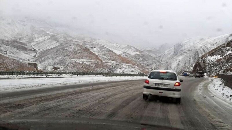 برف و باران در جاده‌های ۱۲ استان کشور