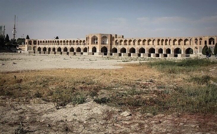 اصفهان خالی از سکنه می‌شود؟ | زمین زیر پای شهر خالی می‌شود | ذخایر آبی اصفهان تمام شد!