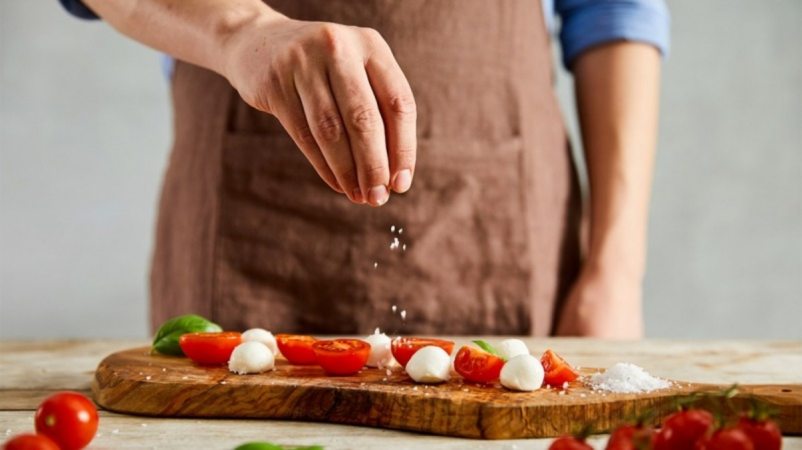 چرا اول و آخر غذا باید نمک بخوریم؟
