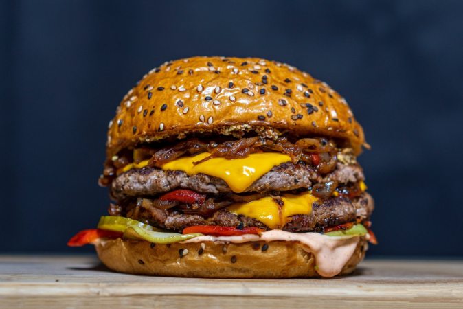 به این ۵ دلیل همبرگر برای سلامتی مضر است