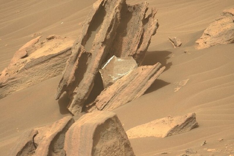 مشاهده یک شیء نقره‌ای براق در مریخ