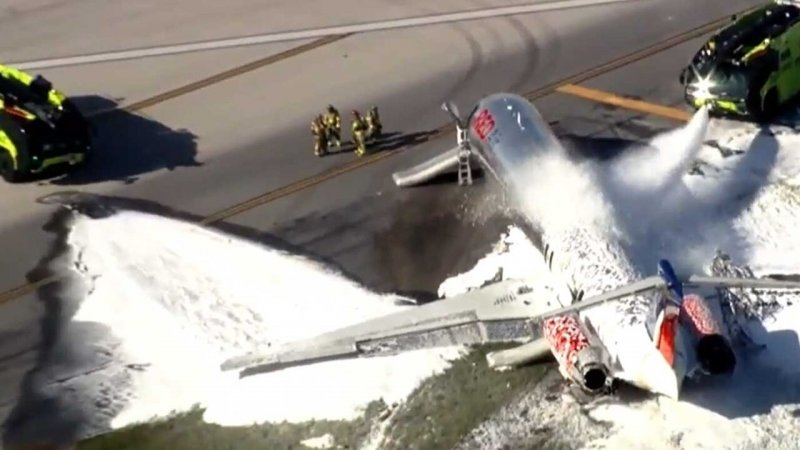 یک هواپیمای مسافربری با ۱۲۶ سرنشین آتش گرفت+فیلم
