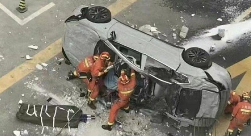 لحظه سقوط خودرو از طبقه سوم باعث مرگ دو نفر شد + ویدیو