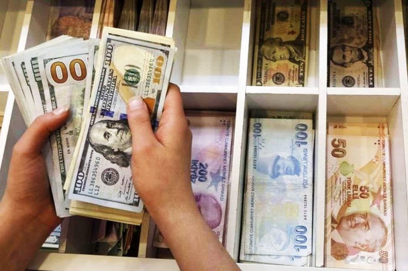 کاهش همزمان قیمت دلار در تهران و استانبول ترکیه