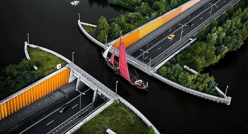 ویدیویی حیرت انگیز از ساخت یک پل آبی بر روی یک پل دیگر در هلند! 