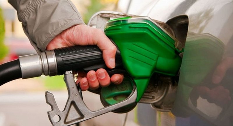 خبر مهم وزیر اقتصاد درباره قیمت بنزین/ افزایش قیمت بنزین در راه است؟