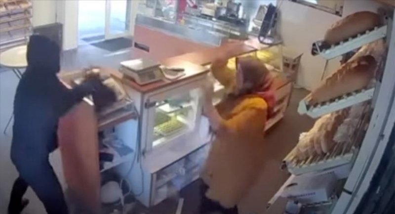 فراری دادن سارق مسلح توسط فروشنده زن با دستمال گردگیری! + ویدیو