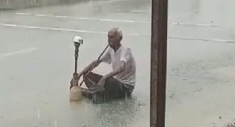 قلیان کشیدن یک پیرمرد وسط سیل و باران در بوشهر! + ویدیو