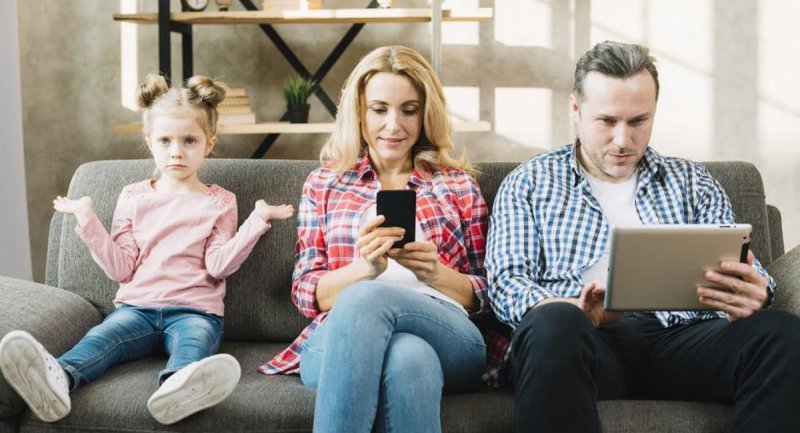 با این ۳ راهکار به راحتی کودک را از موبایل دور نگه دارید