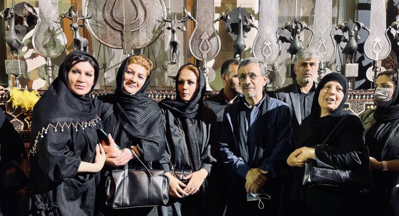 حرف‌های درگوشی احمدی‌نژاد با یک زن در مراسم عزاداری محرم خبرساز شد! + ویدیو