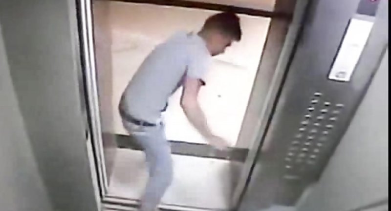 ویدیویی ترسناک از گیر کردن یک مرد جوان بین درب آسانسور