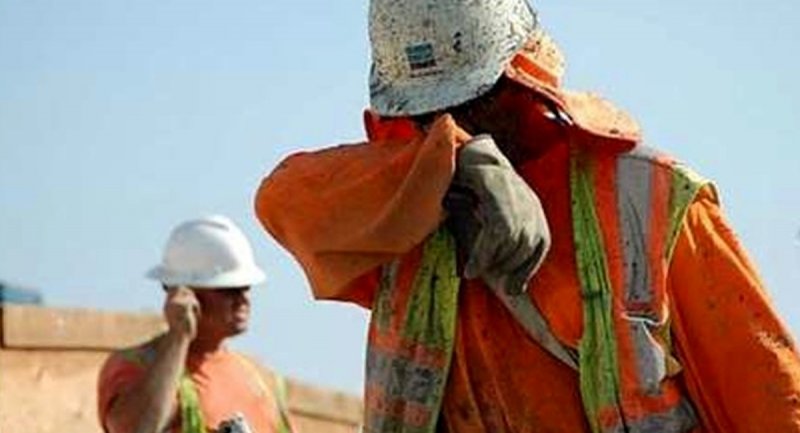 ویدیویی ناراحت کننده از وضعیت طاقت‌فرسای کارگران صنایع نفت در گرمای 50 درجه!