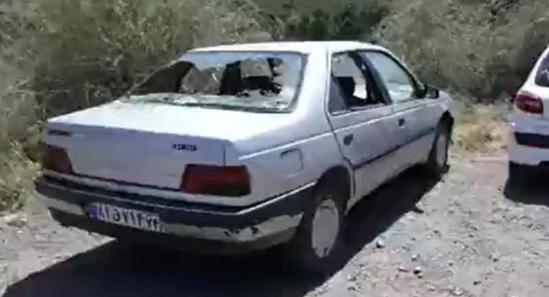 حمله به ماشین‌های مردم در ارزنه؛ شکستن شیشه خودروی گردشگران + ویدیو