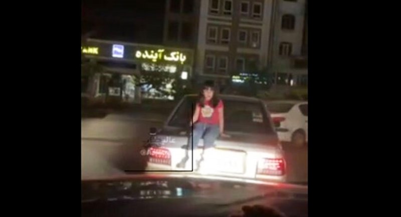 ویدویی وحشتناک از نشاندن دختر روی صندوق عقب پراید هنگام حرکت! + واکنش پلیس