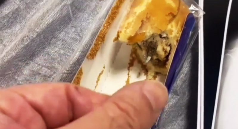 کشف شیشه و تیغه فلزی در کیک های بسته‎‌بندی شده! + ویدیو