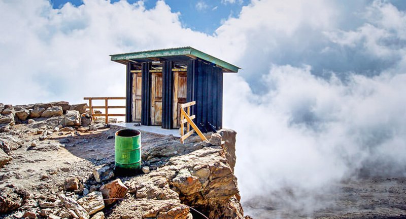 عجیب‌ترین توالت‌های عمومی جهان/ از تماشای آبشار تا دستشویی نوک قله! + تصاویر