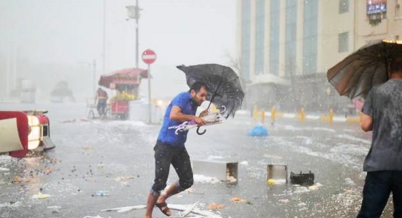 باران شدید و ناگهانی در استانبول موجب وحشت ساکنان شد + ویدیو و تصاویر