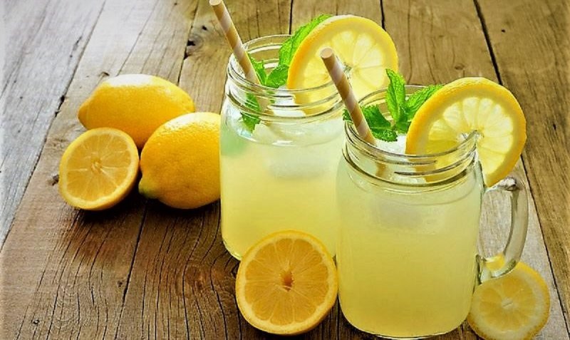 چه ظروفی برای نگهداری آب لیمو مناسب اند؟