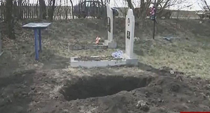 نجات زنی از قبر که بدست نامزدش زنده دفن شده بود + تصویر