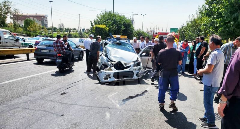 تصادف هولناک خودروی حمل سیمان با ۷ خودرو در بزرگراه اشرفی اصفهانی‌ + ویدیو