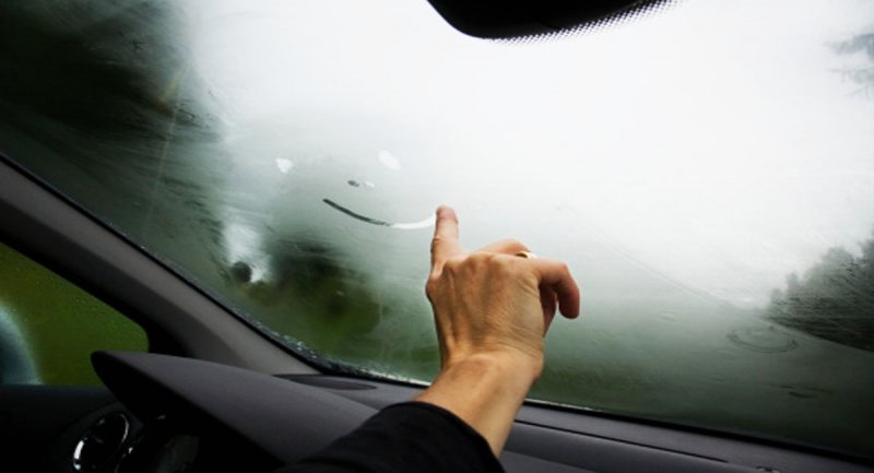 3 روش ساده برای جلوگیری از بخار گرفتن شیشه خودرو در زمستان + تصاویر