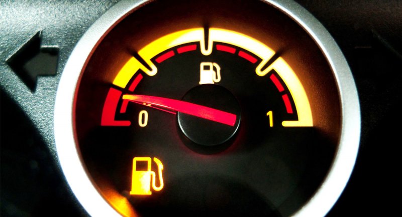 با چراغ روشن بنزین چند کیلومتر می توان رانندگی کرد؟