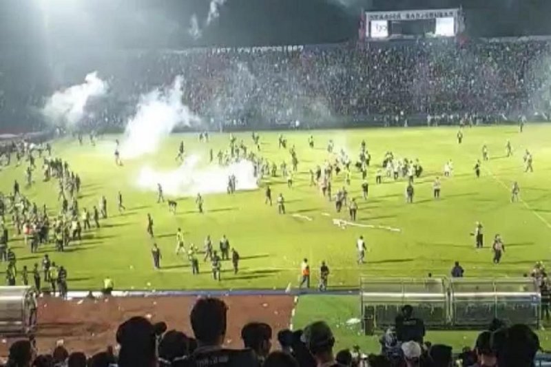 فاجعه در استادیوم فوتبال با ۱۲۷ کشته و ۱۸۸ زخمی
