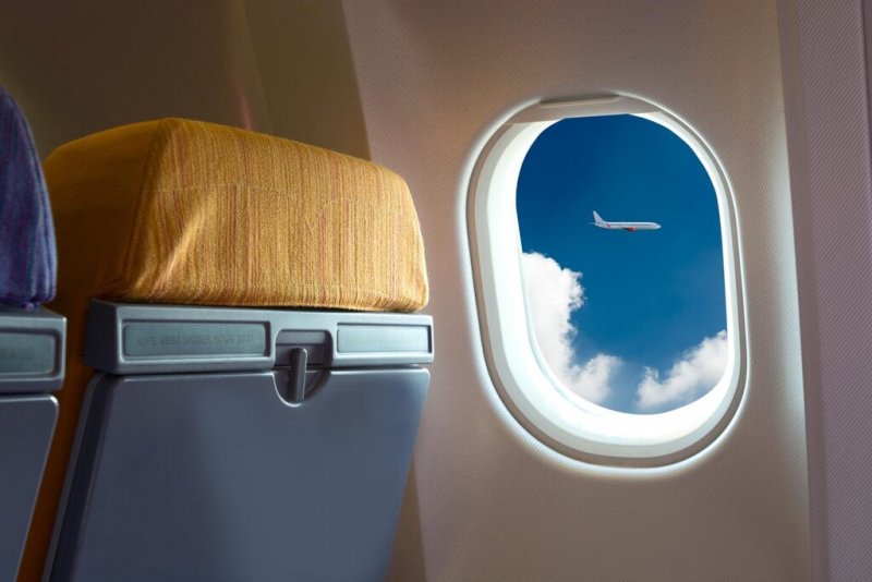 به این قسمت از پنجره هواپیما هرگز دست نزنید! + عکس