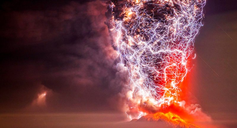 تصاویری شگفت انگیز از صاعقه در آتشفشان که لرزه به تن می اندازد