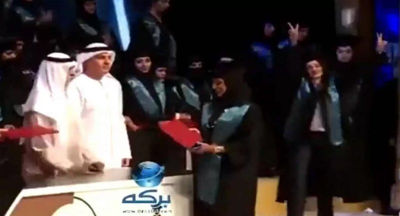 حرکت توهین‌آمیز و زشت وزیر امارات در مقابل یک دختر جوان جنجالی شد + ویدیو