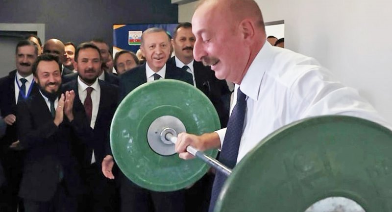 وزنه برداری علی اف با کت و شلوار در حضور اردوغان! + ویدیو