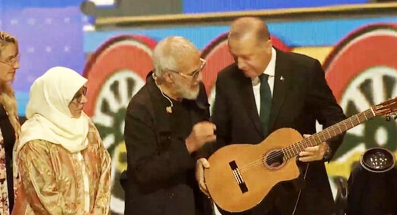 گیتار زدن اردوغان روی صحنه کنسرت جنجالی شد + ویدیو