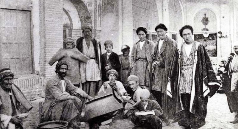عکسی عتیقه از آش فروشی کنار خیابان در زمان قاجار