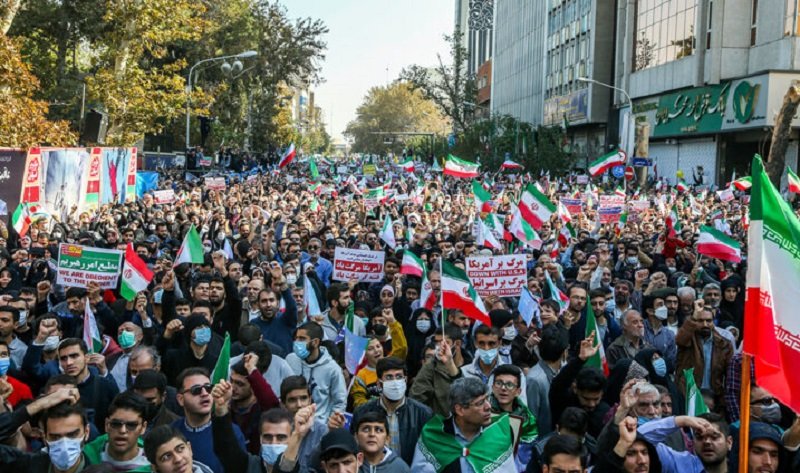 اهتزاز پرچم ایران و طنین لبیک یا خامنه‌ای