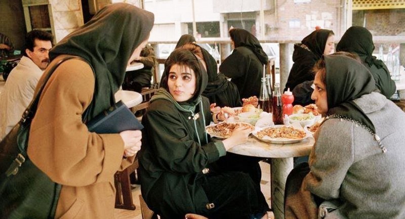 تصویری نوستالژی از استایل متفاوت زنان ایران در دهه هفتاد + عکس