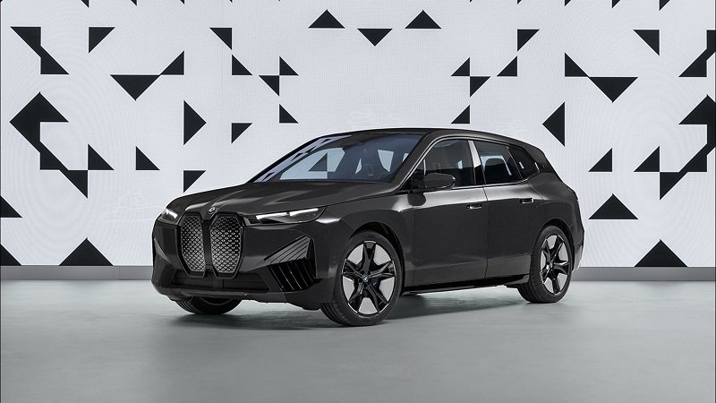 اولین خودروی تولیدی کمپانی BMW که تغییر رنگ می‌دهد! + فیلم