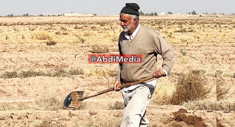 تصاویر جنجالی وزیر روحانی با بیل در حال کشاورزی خبرساز شد! + عکس
