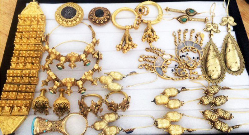 کشف چمدانی پر از طلا و جواهرات در فرودگاه امام خمینی + تصویر