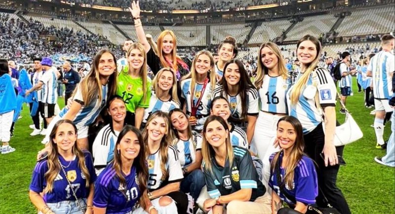 عکس یادگاری دیدنی از همسران بازیکنان آرژانتین در جشن قهرمانی