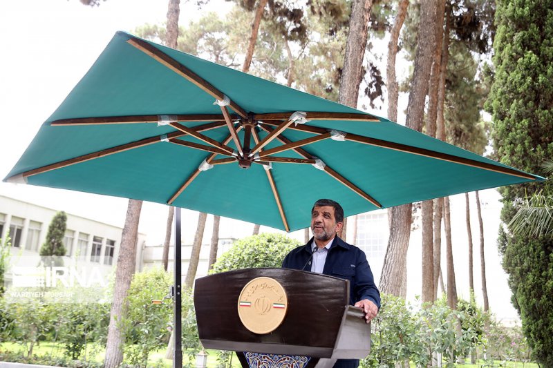 پیام یلدایی ضرغامی: موبایل‌ها را کنار بگذارید + فیلم