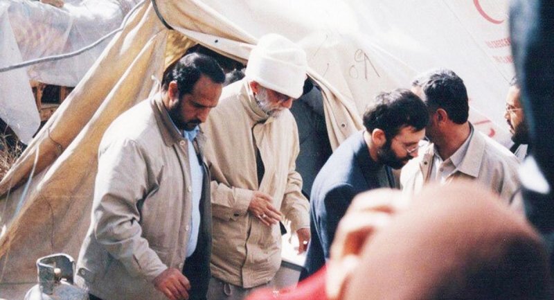 ویدویی دیده نشده از حضور متفاوت رهبر انقلاب با لباس شخصی در بم + ویدیو