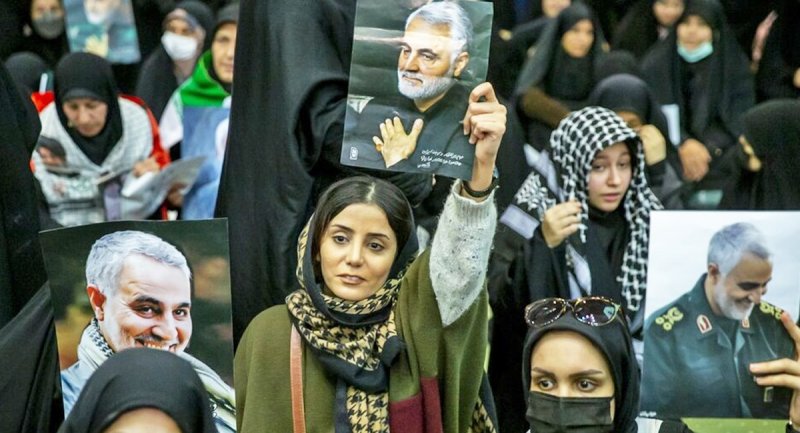 زنانی با حجاب و روسری عجیب در مراسم سردار سلیمانی + عکس‌ها