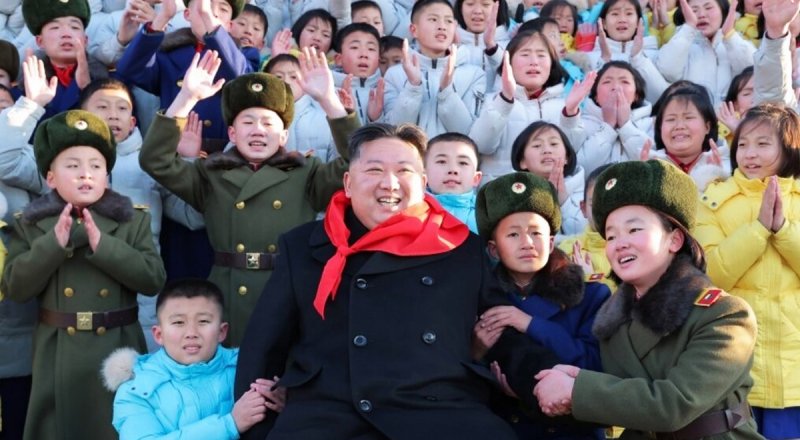 تصاویر عجیب از رهبر کره شمالی؛ همه گریان اون خندان! + عکس