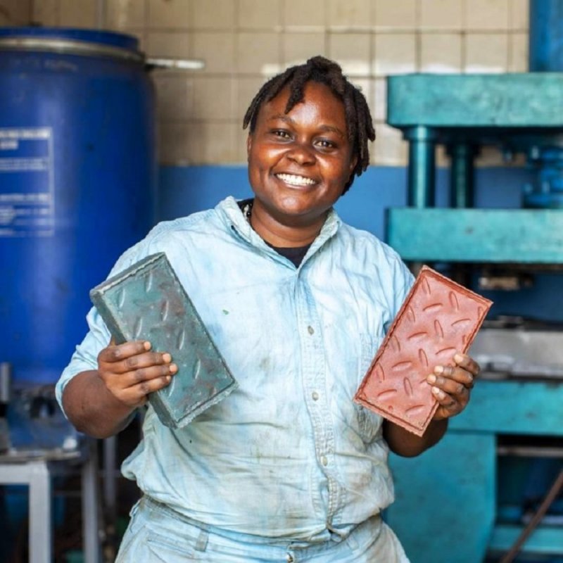 اختراع یک زن کنیایی، پلاستیک را به بتن تبدیل می کند
