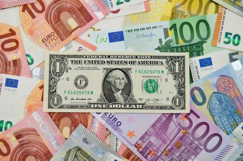 قیمت دلار و یورو در بازارهای مختلف 4 بهمن