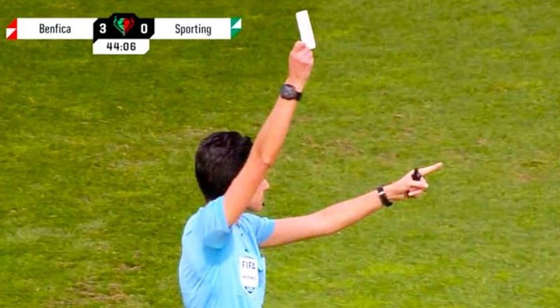 اولین داوری که با نشان دادن کارت سفید در مسابقه فوتبال با استقبالی بینظیر روبرو شد + ویدیو