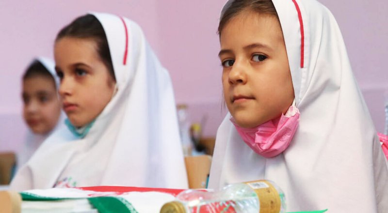 تصویری عجیبی از دانش آموزان دختر و معلم در اراک خبرساز شد + عکس