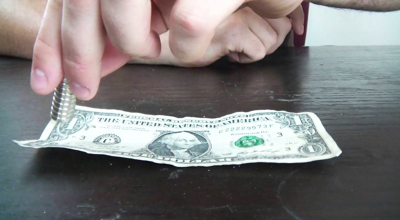 ساده ترین و دقیق ترین روش تشخیص دلار اصل از تقلبی با آهنربا! + ویدیو