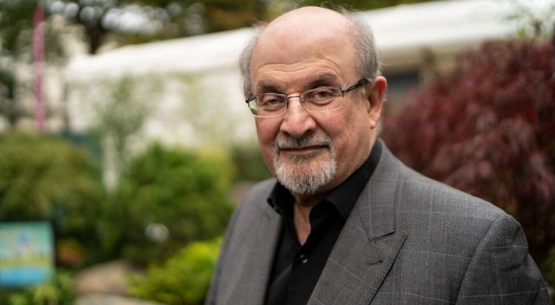 اولین تصویر از سلمان رشدی ۶ ماه پس از حمله + عکس