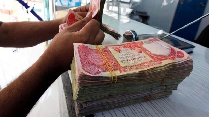  هجوم عراقی‌ها به صرافی برای فروش دلارهایشان